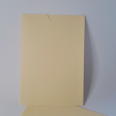 Envelope de papel bege claro com aba semicircular