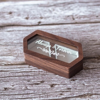 Caixa em madeira escura com tampa de vidro e texto 'Always & Forever'