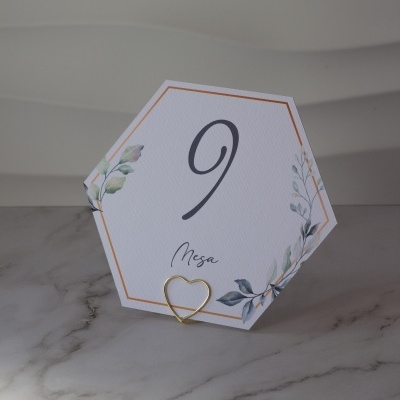 Cartão de mesa hexagonal branco com número 9 e suporte dourado em forma de coração