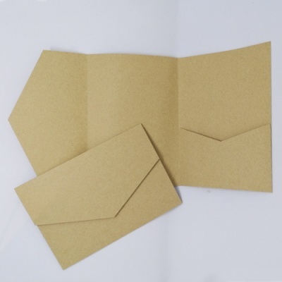 Envelope e cartão dobrável em papel kraft castanho claro