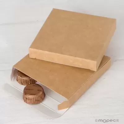 Caixa de cartão castanho claro com chocolates embalados em papel castanho.