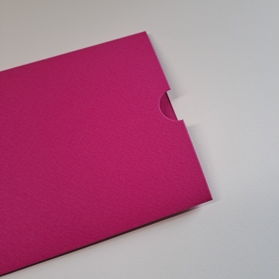 Envelope ou pasta de papel magenta com abertura semicircular