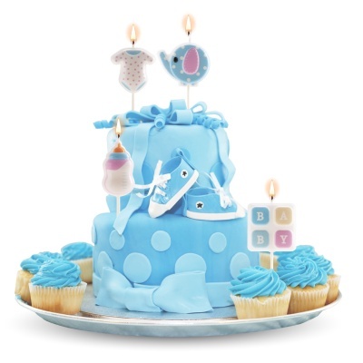 bolo de aniversário azul decorado com ténis, chupeta, velas e cupcakes