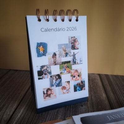 Calendário de secretária 2026 com fotos de pessoas e crianças encadernado com argolas metálicas