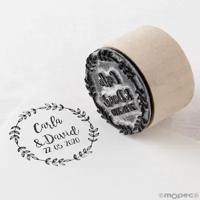 Carimbo redondo com impressão de Carla & David e data 12 05 2020