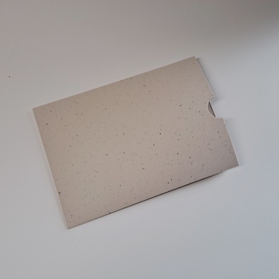 Envelope bege claro com manchas pretas e aba semicircular sobre fundo branco