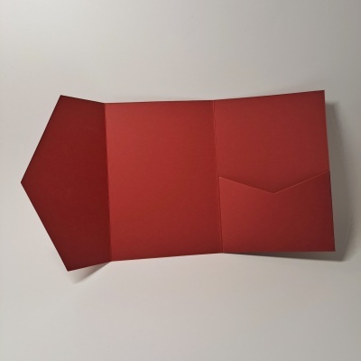 Envelope vermelho aberto de papel com bolso interior