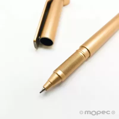 Caneta metálica dourada com tampa removida sobre fundo branco