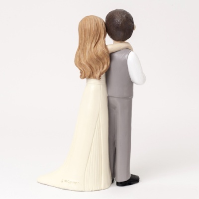 Figuras decorativas de casal vistas de costas, vestido branco e fato cinzento