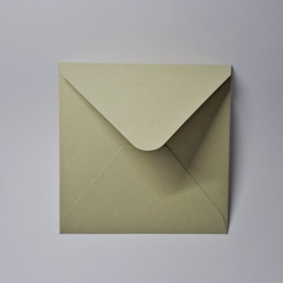 Envelope quadrado castanho claro sobre fundo branco