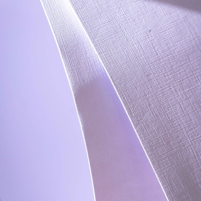 Folhas de papel com textura cruzada branca sobre fundo lavanda