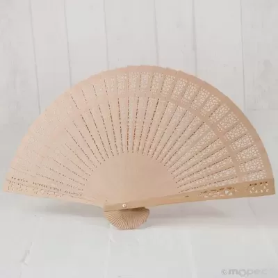 Leque de madeira bege claro com padrão floral perfurado