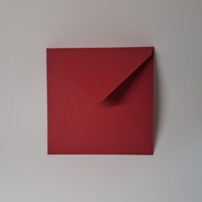Envelope quadrado vermelho com aba fechada