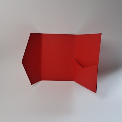 Envelope vermelho aberto com bolso interno