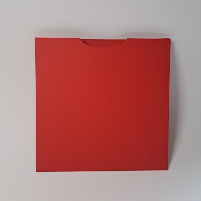 Envelope vermelho quadrado com fecho curvo