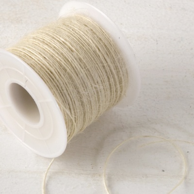 Carretel branco com fio fino creme