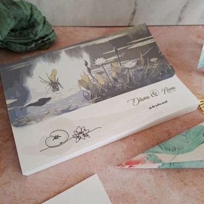 Convite de casamento com ilustração de flores aquáticas e texto com nomes e data