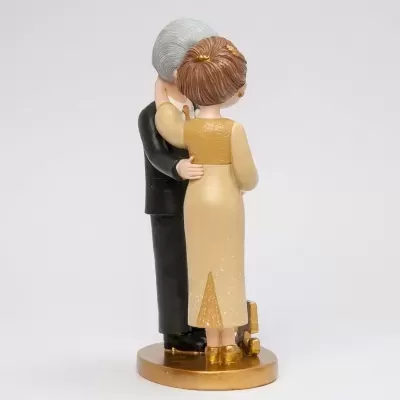 Figura decorativa casal idosos de costas com base redonda dourada