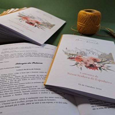 Livro e folhas com capa ilustrada, novelo de fio amarelo e agulhas num fundo verde