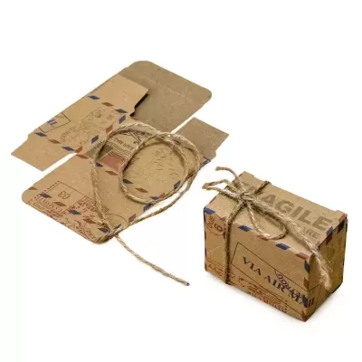 Caixa pequena de cartão reciclado com cordão de juta e estampas antigas de envelope