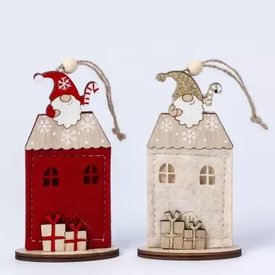 Dois enfeites de Natal em forma de casinhas vermelha e bege com Pai Natal e presentes em madeira.