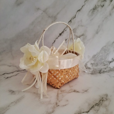 Cesto decorativo em vime com flores artificiais e fita branca