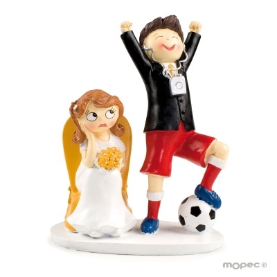 Estatueta de casal com mulher de vestido branco sentada e homem em fato de futebol com bola num fundo branco.