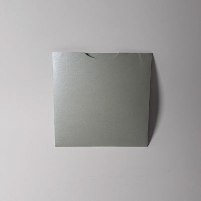 Envelope quadrado cinza prateado em superfície branca