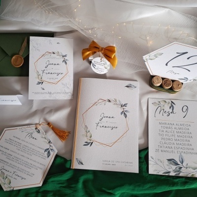 Convites e cartões de casamento com design floral e geométrico