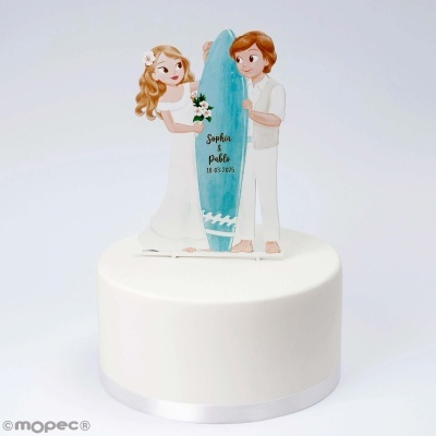 Topper de bolo com noivos e prancha de surf azul em bolo branco
