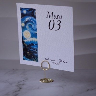 Cartão de mesa branco com design de 'Noite Estrelada' e texto 'Mesa 03'