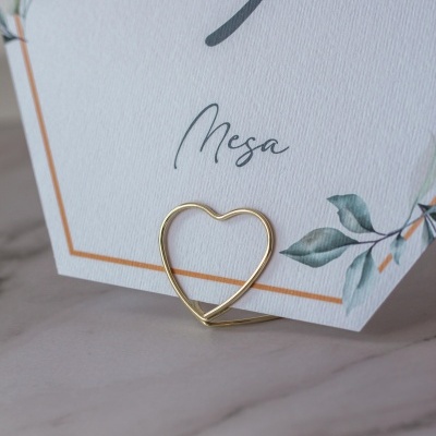 Suporte de mesa em metal dourado com formato de coração e cartão branco decorado