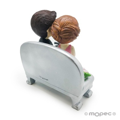 Figura decorativa de casal sentado num banco cinza metálico visto de costas