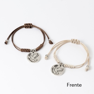Duas pulseiras de cordão, castanha e bege, com medalhão metálico de pomba