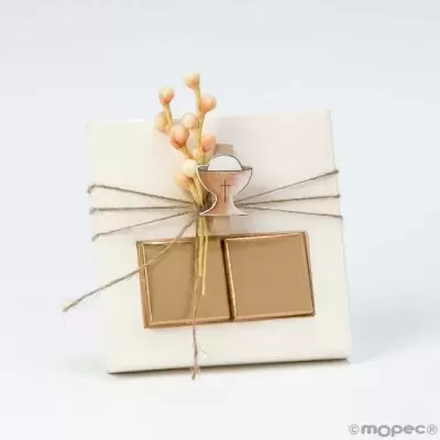 Caixa decorativa branca com cordão, raminho seco e emblema de comunhão dourado