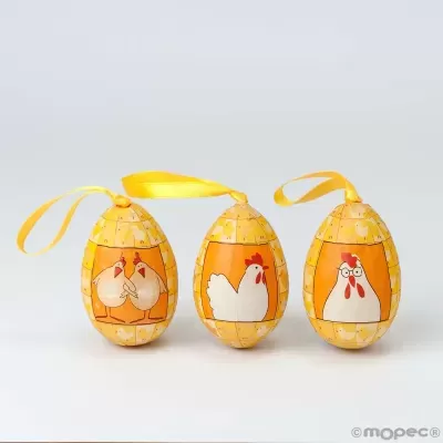 Três ovos amarelos decorativos com ilustrações de galinhas e fitas para pendurar