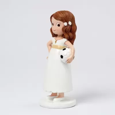 Figura decorativa de menina em vestido branco com bola de futebol