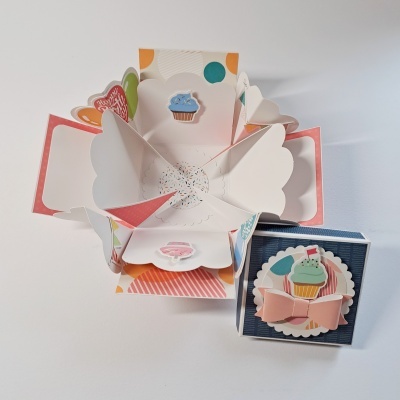 Caixa de presente decorativa com desenhos de cupcakes aberta e fechada