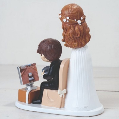 Figura decorativa de noiva e noivo sentados de costas a jogar videojogo