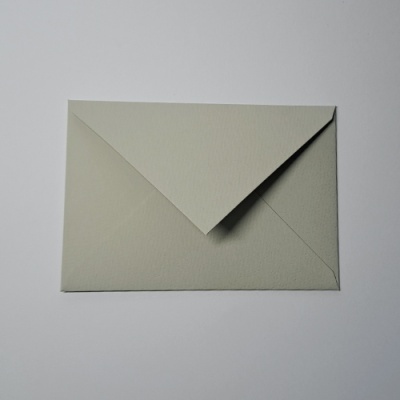 Envelope cinzento claro fechado em fundo branco