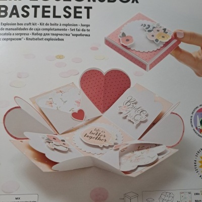 Kit para caixa surpresa em papel decorativo com temas românticos e textos em inglês