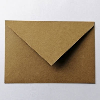 Envelope de papel castanho claro fechado sobre superfície branca