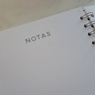 Página branca de bloco de notas em espiral com a palavra NOTAS no topo