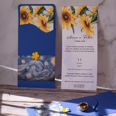Convite de casamento com girassóis, envelope azul e faixa decorativa com padrão de Van Gogh