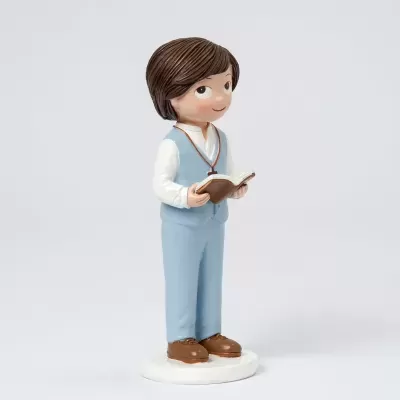 Figura de menino segurando um livro com roupa azul claro e calçado castanho.