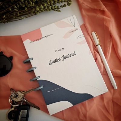 Caderno Bullet Journal com capa em padrão abstrato rosa, bege e azul