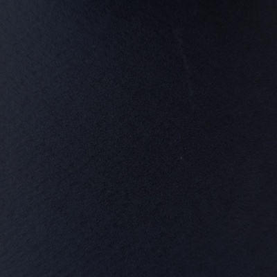 tecido preto com padrão geométrico em relevo