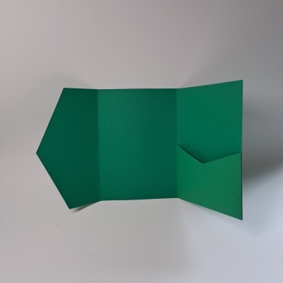 Envelope de cartolina verde aberto com bolso, sobre fundo branco
