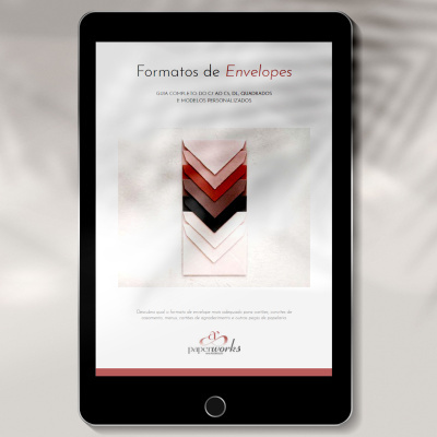 Tablet a mostrar guia de formatos de envelopes com texto e imagem de vários envelopes