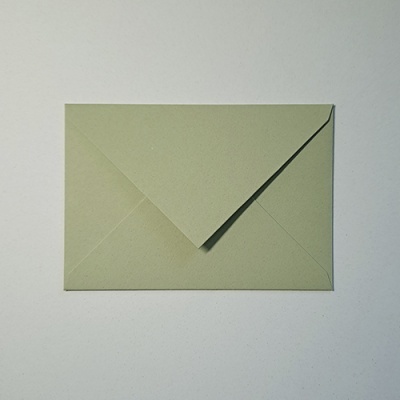 Envelope castanho claro fechado sobre superfície branca